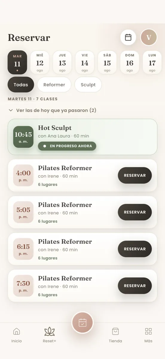 Pantalla real de reservas de la app: horario del día con cupos en vivo por disciplina